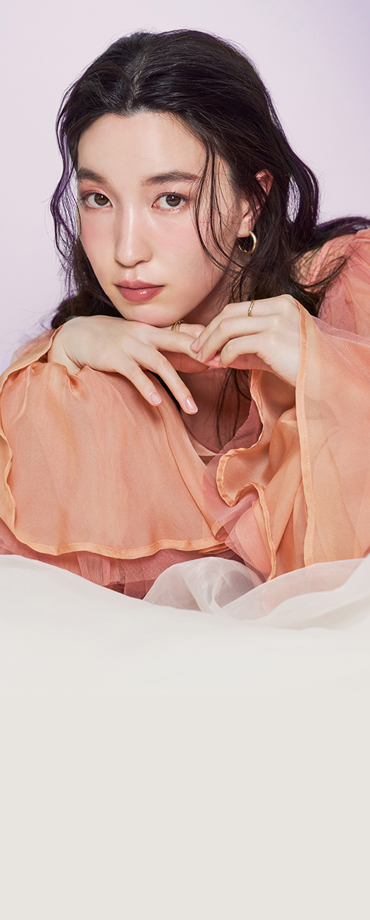 春の光にしっとりと溶け込むような、ツヤと透明感を大切にしたメイク。